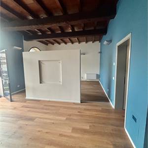 Commercial Premises / Showrooms for Rent in Crema