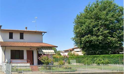 Luminosa Villa a Schiera di Testa con Ampio Giardino Privato e 4 Camere