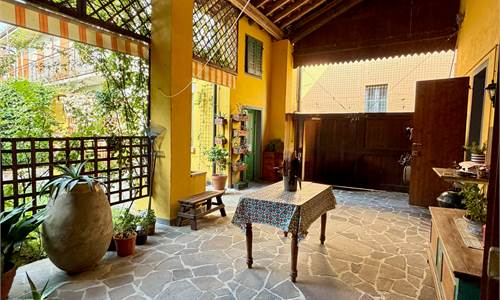 Splendida Porzione di Cascinale Terra-Cielo con Giardino Privato a Crema